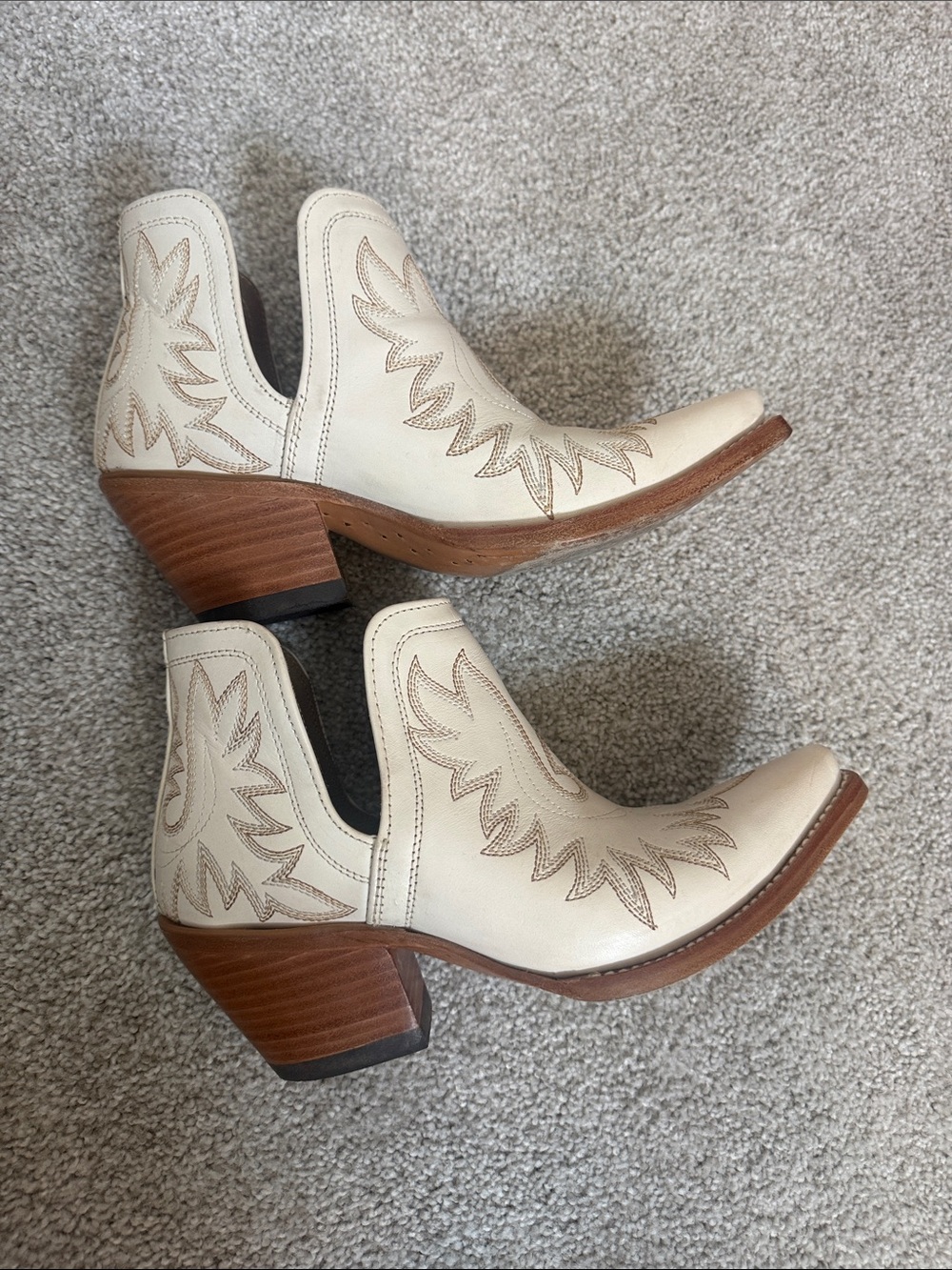 Women’s Cream Western-Style Leather Ankle Boots - Picture 4 of 7